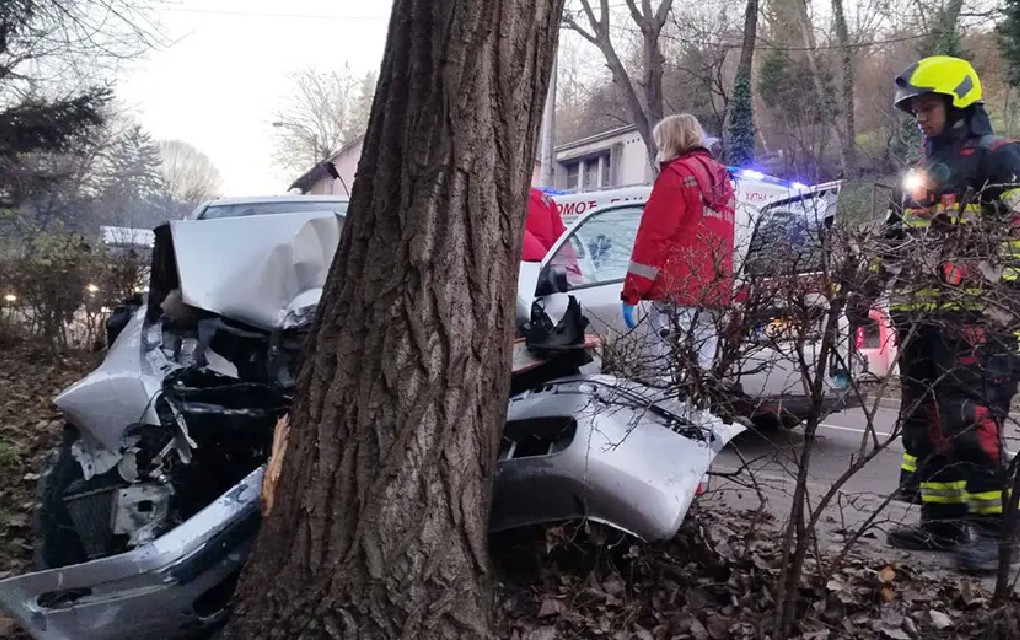 Banjaluka: Zakucao se u drvo, auto smrvljen – reagovali vatrogasci