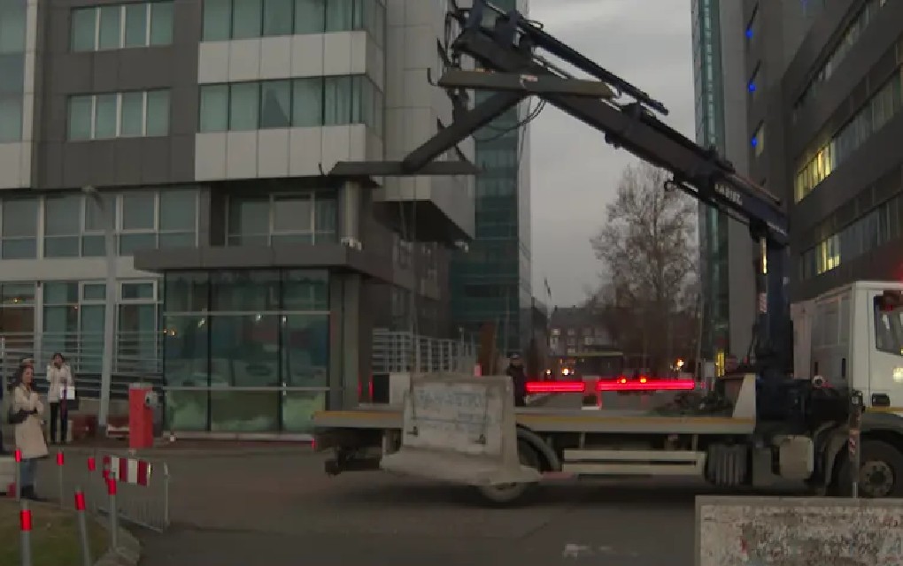 Betonskim blokovima blokiran parking, ugašena rasvjeta kod Zgrade Vlade