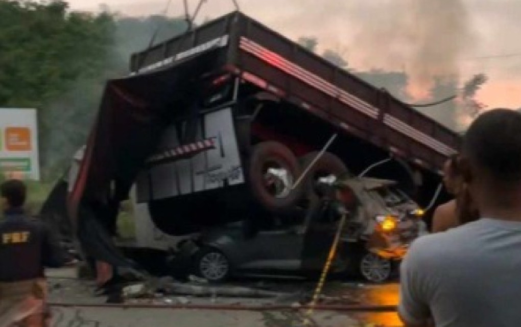 Najmanje 22 osobe poginule u sudaru kamiona i autobusa