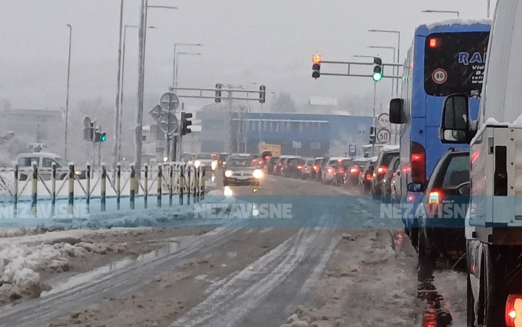 Gradonačelniku sniježna idila – Banjalučanima kolaps! Kolone u svim dijelovima grada