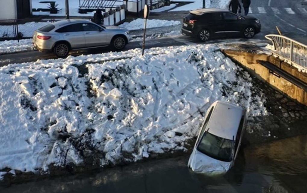 Auto završio u kanalu