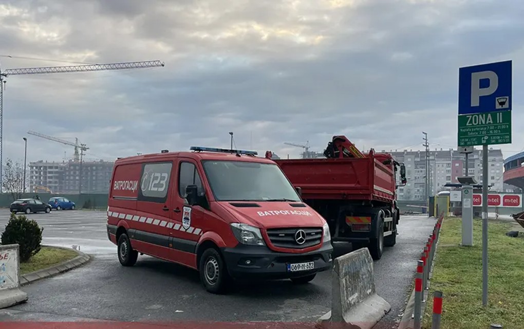 Stanivuković vatrogasnim vozilima blokirao ulaz na parking