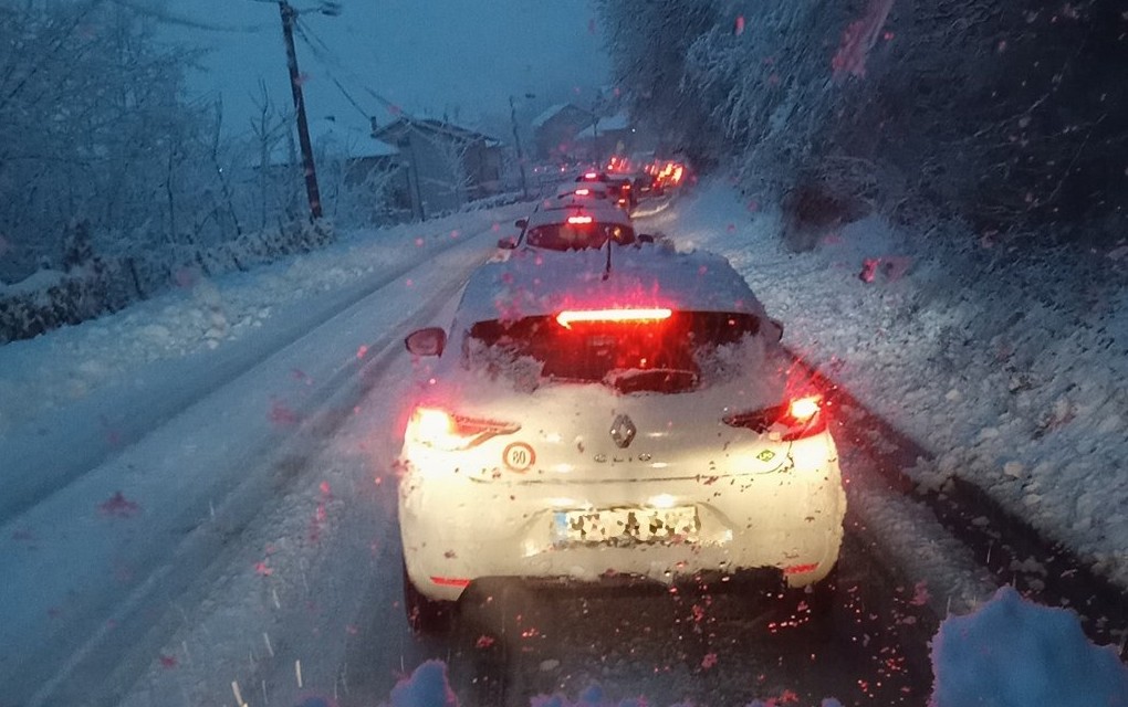 Kolaps na putevima i graničnim prelazima! NE KREĆITE NA PUT BEZ PRIJEKE POTREBE