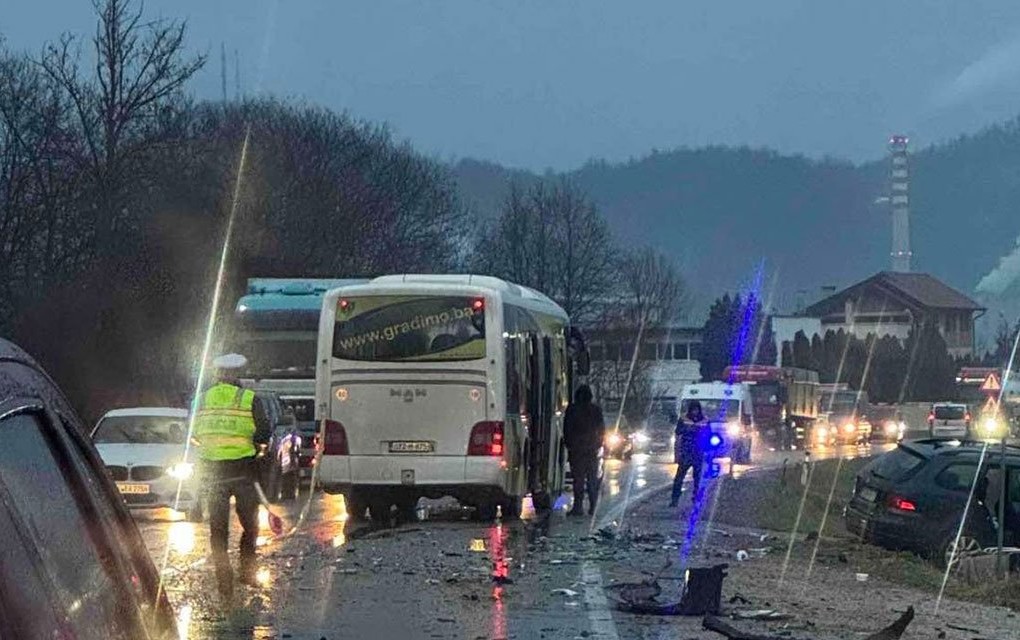 Sudarili se autobus i automobil, jedna osoba povrijeđena