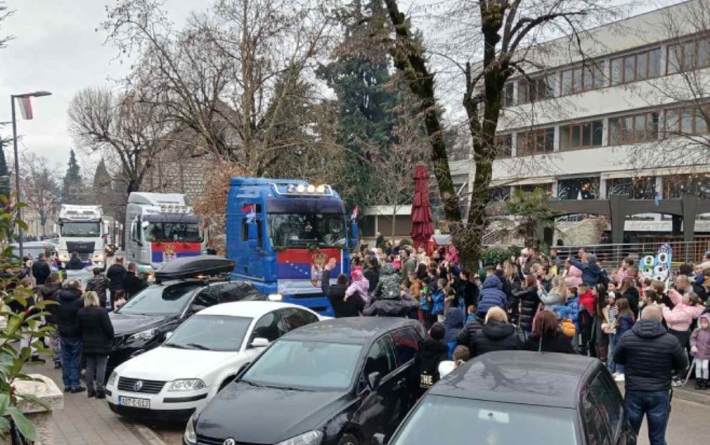 Defile kamiona okićenih badnjacima i zastavama