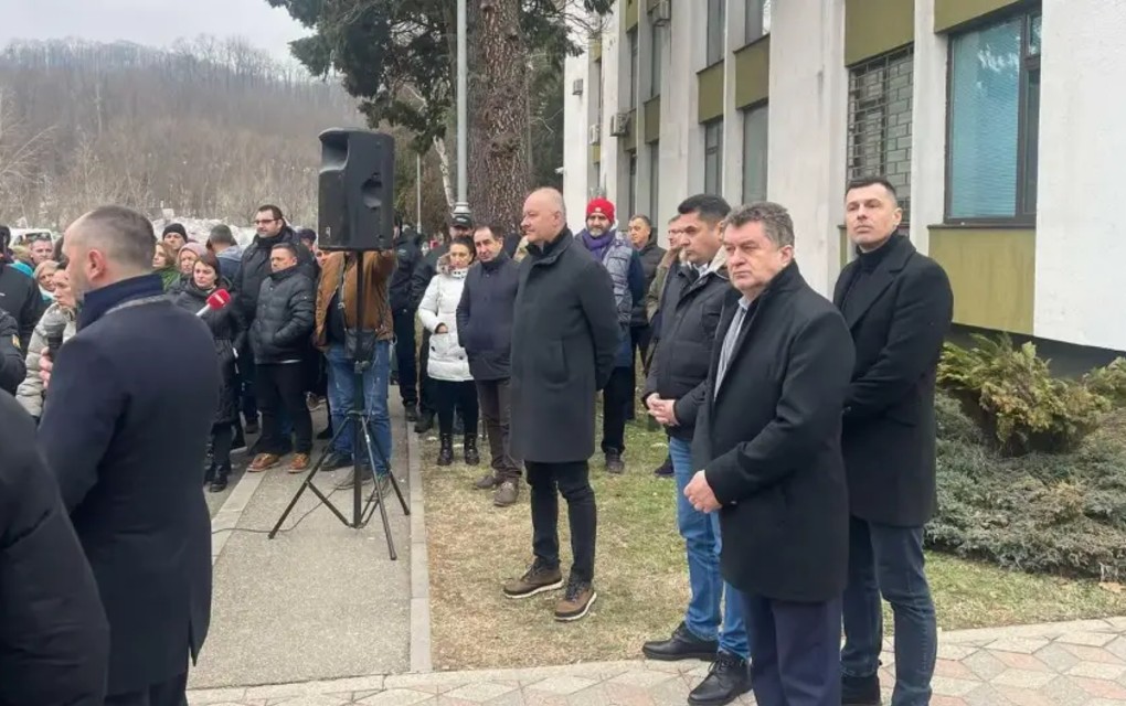 Radnici RiTE Ugljevik blokirali magistralni put i izvršnog direktora iznijeli na ulicu