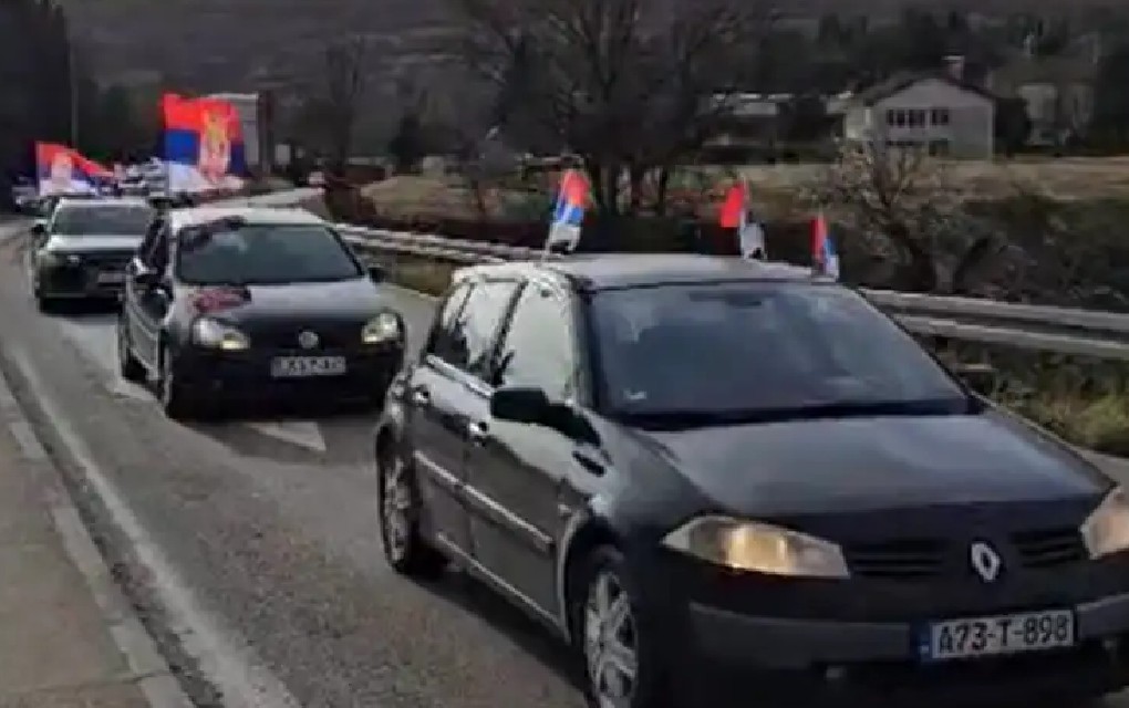 Kolona automobila okićenih zastavama Srpske i Srbije prodefilovala ulicama Bileće