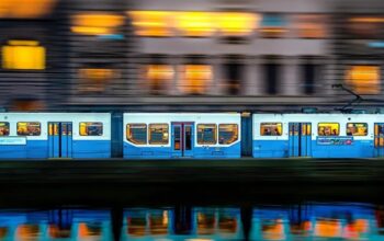 Vršnjaka gurnuo na tramvaj