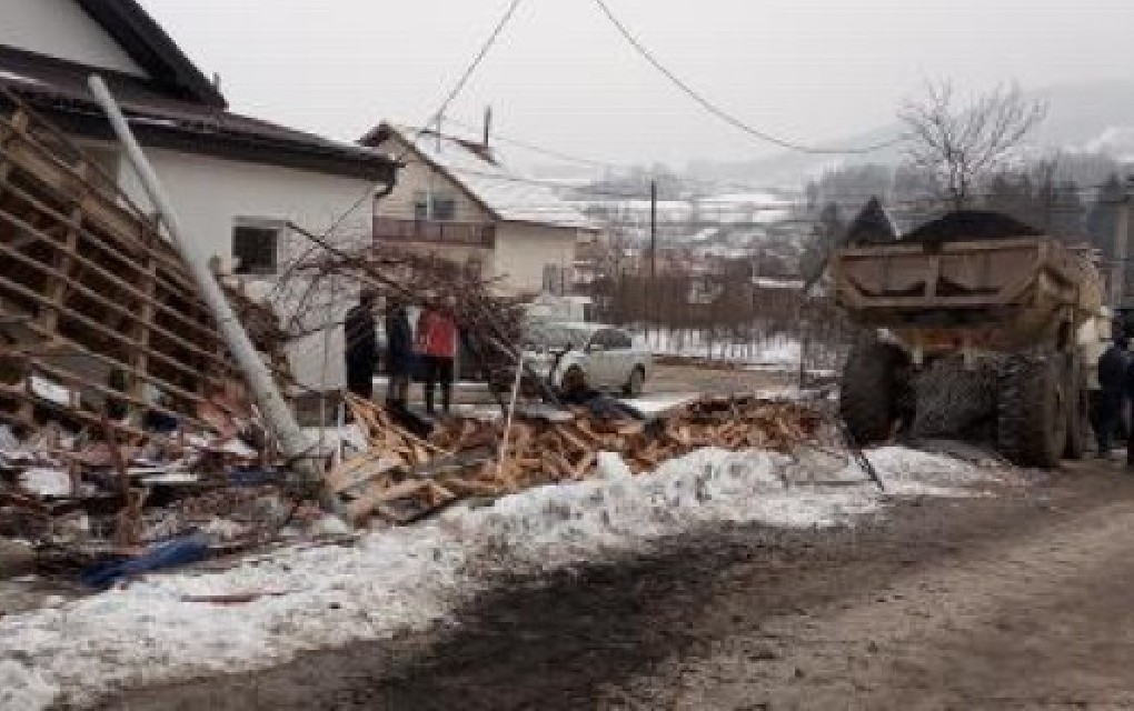 Nesvakidašnji udes: Kamionom mještanima srušio ograde