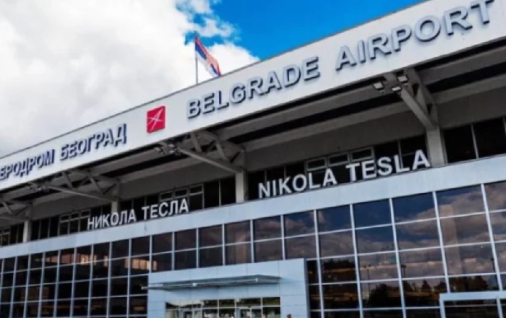 Detalji haosa na aerodromu: Službenim vozilom vozio po pistama i ispod krila aviona