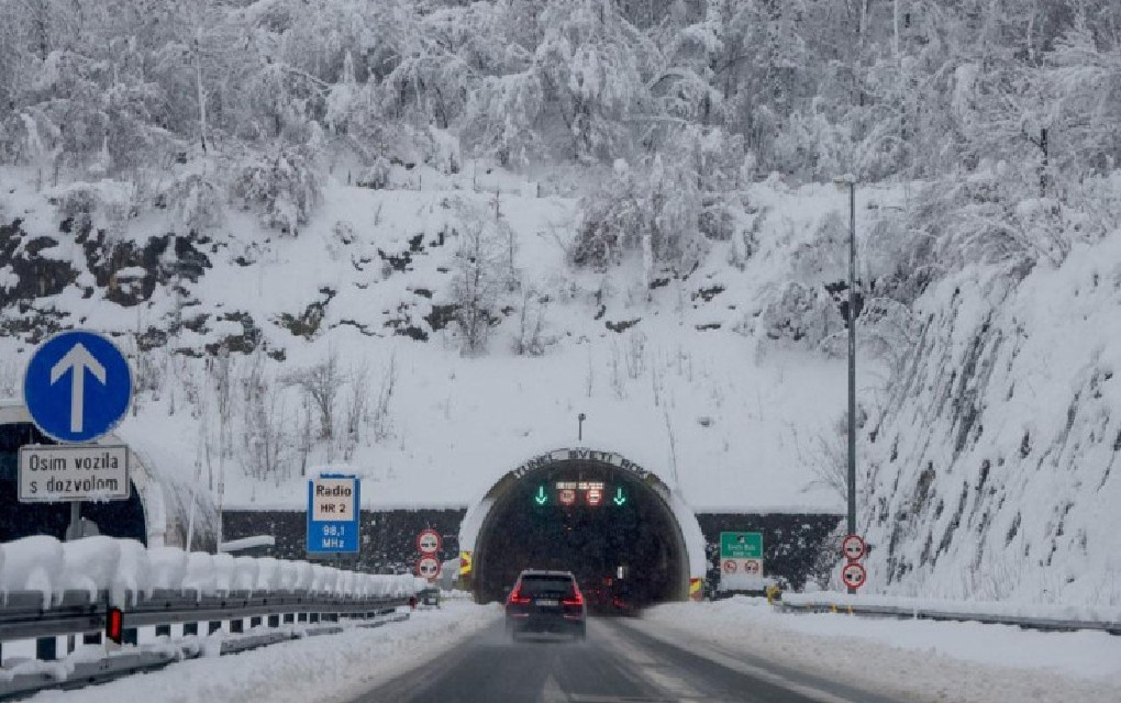 Lančani sudar autobusa i nekoliko automobila