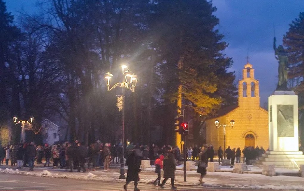 Cetinjani se okupljaju na trgu: U tišini pale svijeće