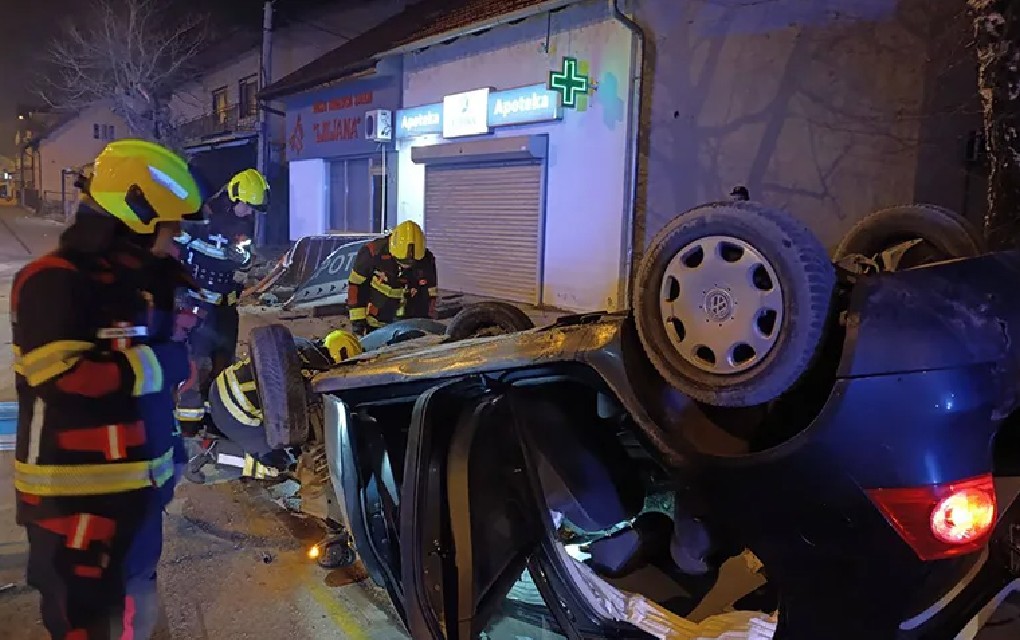 Detalji nezgode u Banjaluci: Prolaznici izvukli vozača iz auta