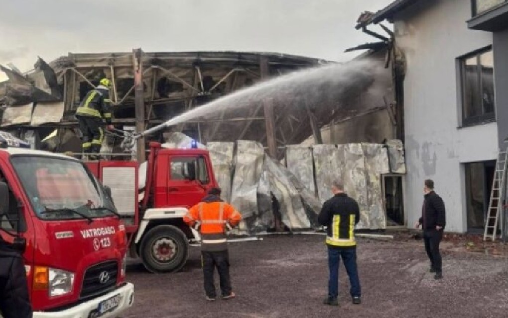 Vatra planula u gluvo doba noći: Vatrogaci i dalje gase požar koji je “gutao” firmu u BiH