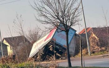 Teretno vozilo sletjelo sa puta