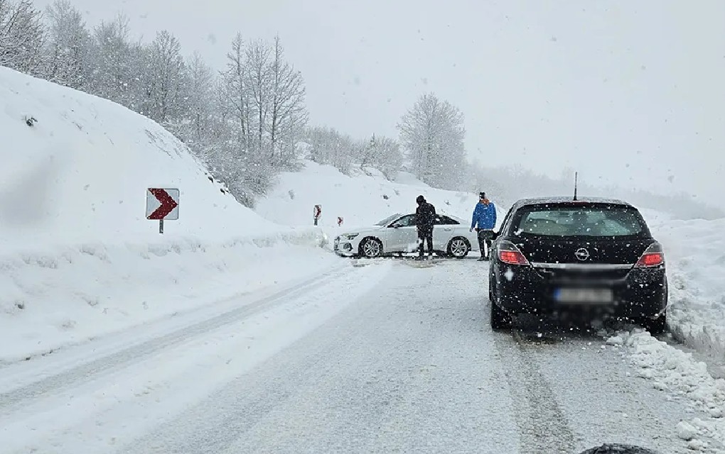 Vozači, oprez: Snijeg ponovo izazvao probleme u saobraćaju