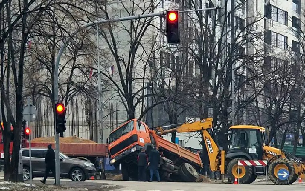 Banjaluka: Kamion propao u rupu nasred puta