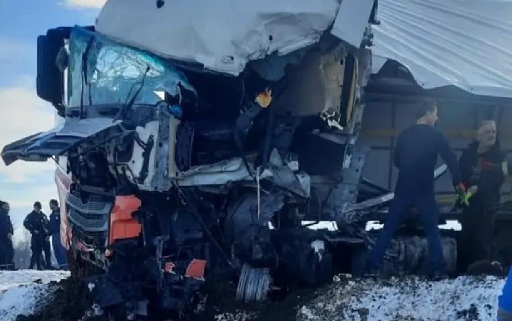 Stravičan udes kamiona i autobusa, više vozila Hitne pomoći na terenu