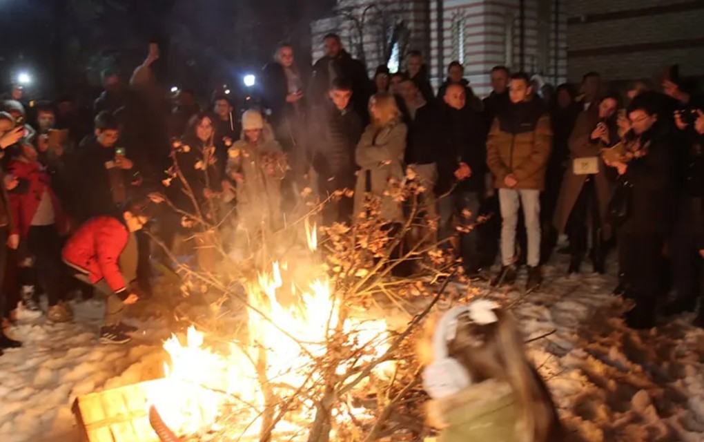 Naložen badnjak pred Crkvom Svete Trojice