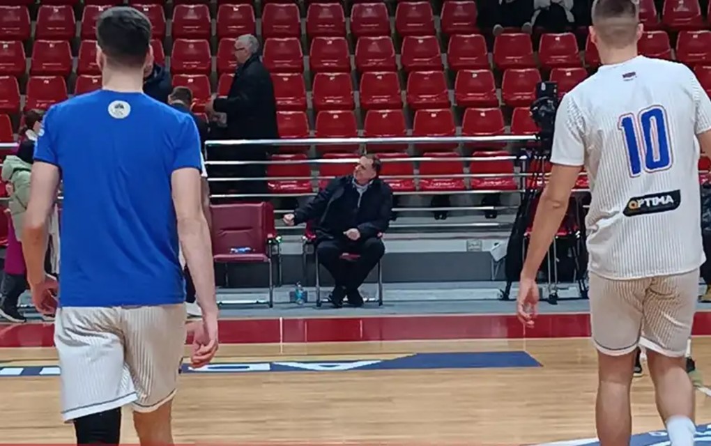 Milorad Dodik prvi put na javnom događaju poslije operacije – Prati utakmicu Igokea-e u Laktašima