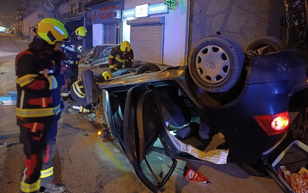 Teška nezgoda u Banjaluci: Vozilo završilo na krovu