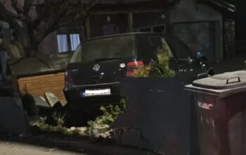 ”Golfom” probio betonsku ogradu i završio u dvorištu