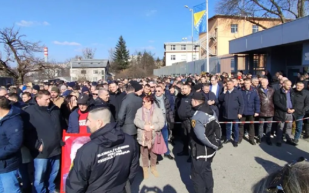 Stotine građana pred Sudom BiH: Ogromna podrška predsjedniku Srpske i direktoru “Službenog glasnika“