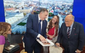 Predsjednik Dodik i Đulijani listali album i razgovarali