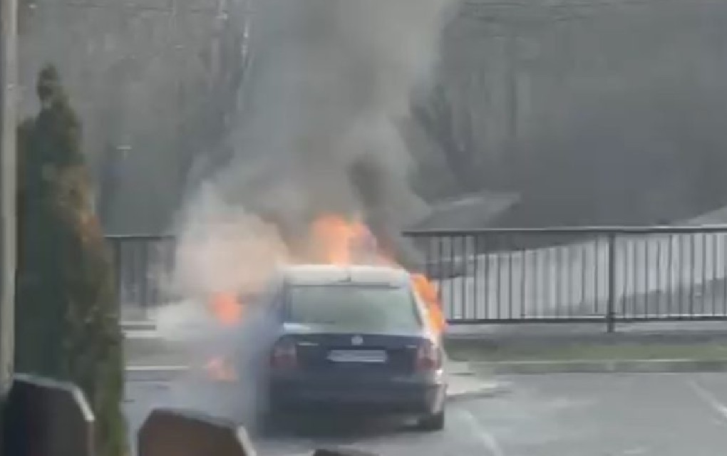 Zapalio se automobil ispred manastira u Krupi na Vrbasu