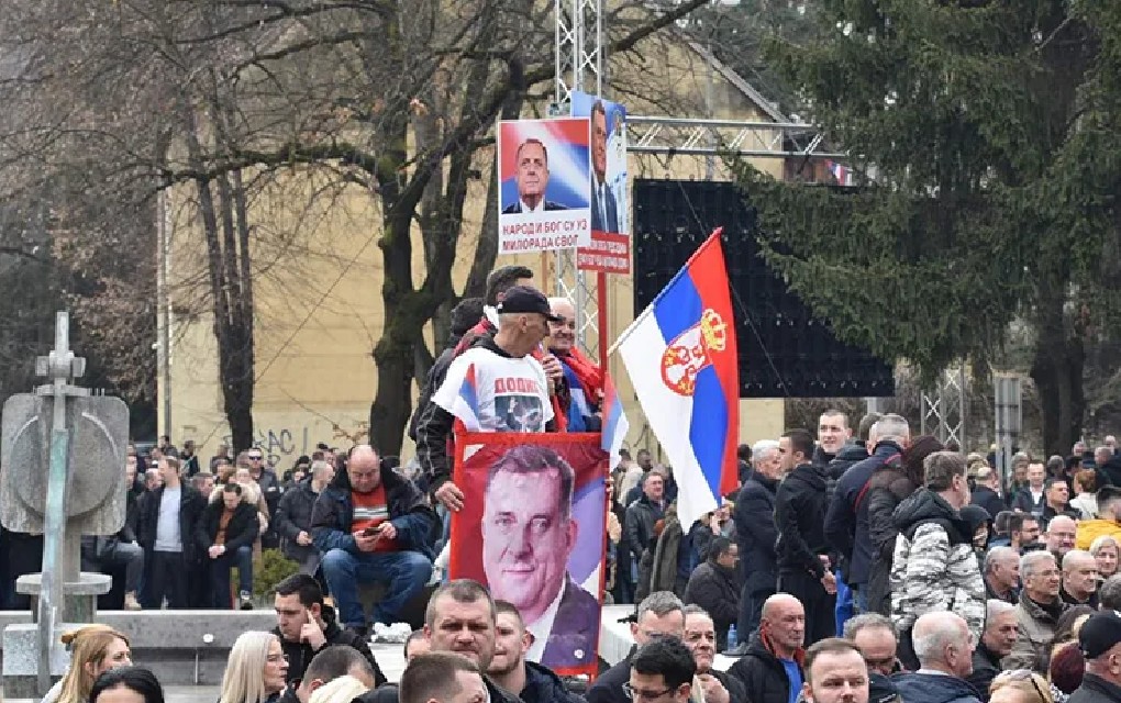 Miting ispred Narodne skupštine: Građani pristižu