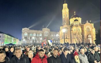 Mnogobrojni građani pred Palatom Republike