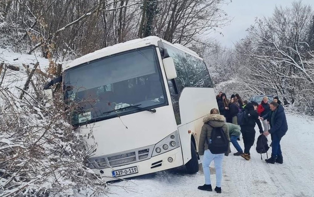 Autobus pun učenika završio u kanalu