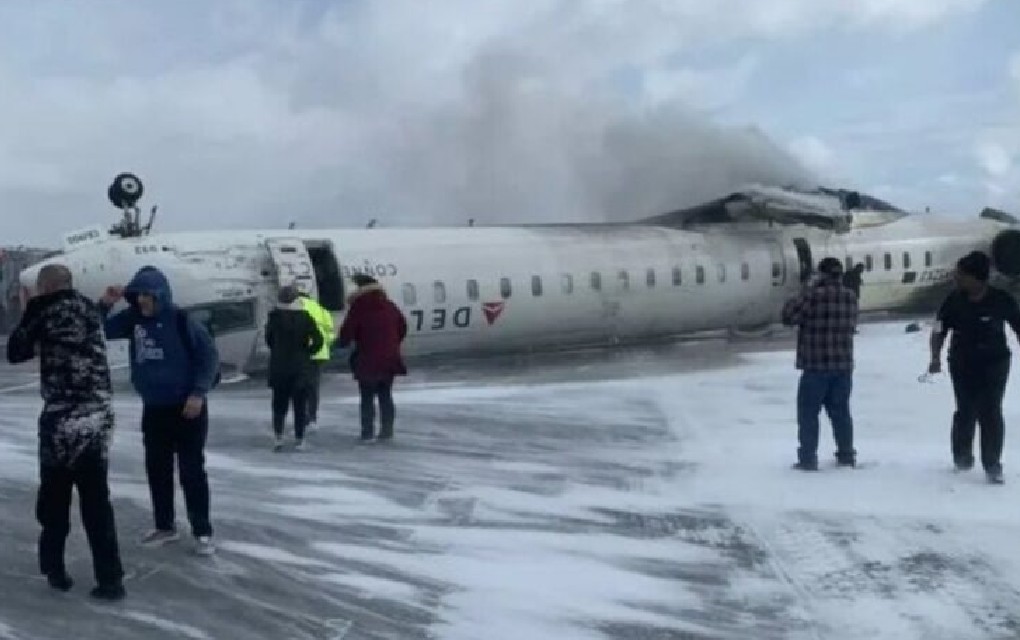 Nevjerovatna avionska nesreća u Torontu: Avion prevrnut naopačke bez krila