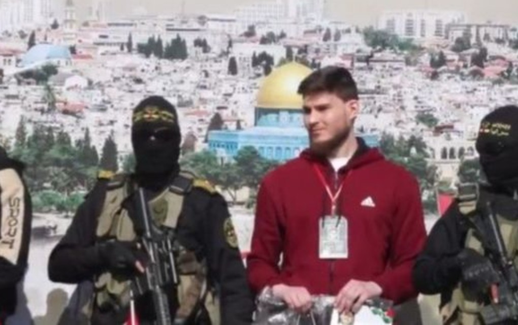 Hamas oslobodio tri izraelska taoca, izveli ih na binu pred publiku