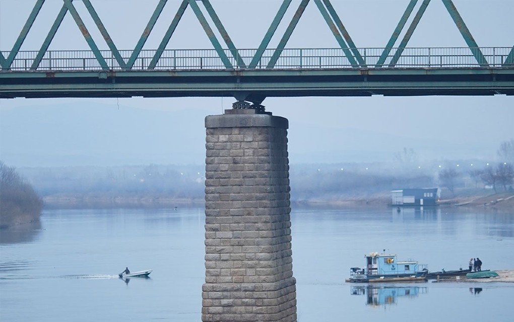 Zatvoren most na Savi između Brčkog i Gunje