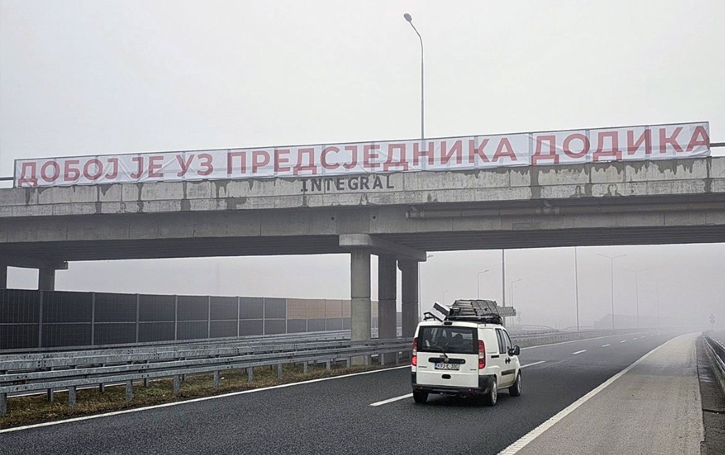 Na auto-putu transparenti podrške predsjedniku Srpske