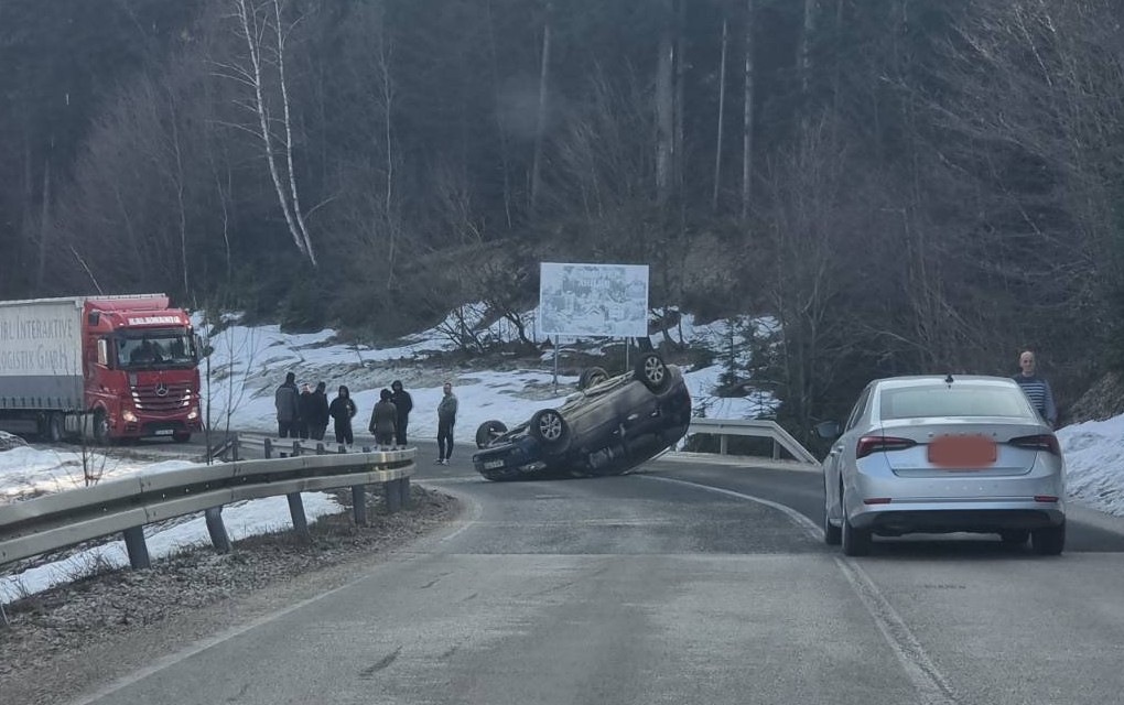 Udes na Borju, automobil završio na krovu