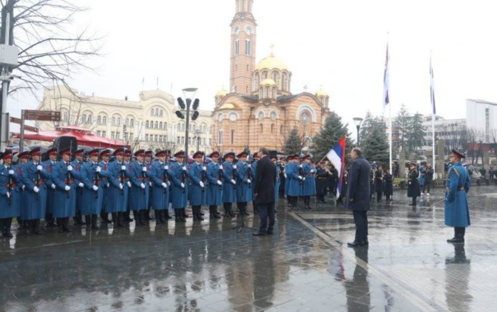 Dolazak predsjednika Srpske i Srbije pred Palatu Republike; Podignute zastave  – UŽIVO