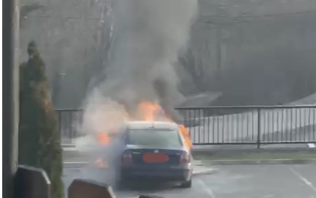 GORI AUTO Zapalilo se vozilo ispred manastira u Krupi na Vrbasu, vatrogasci na terenu