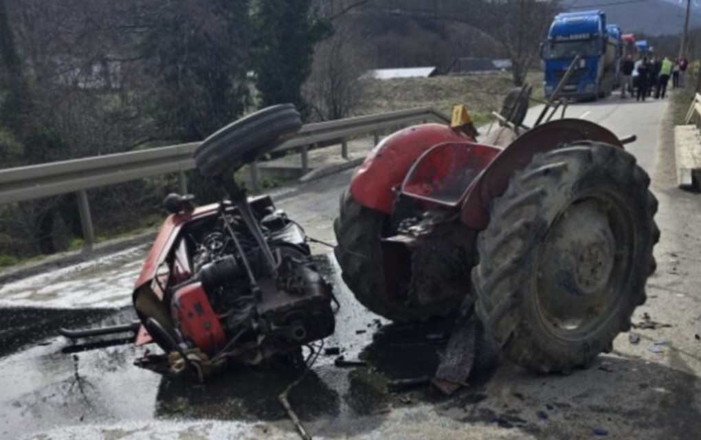 Stravičan sudar! Traktor prepolovljen, automobil završio u kanalu