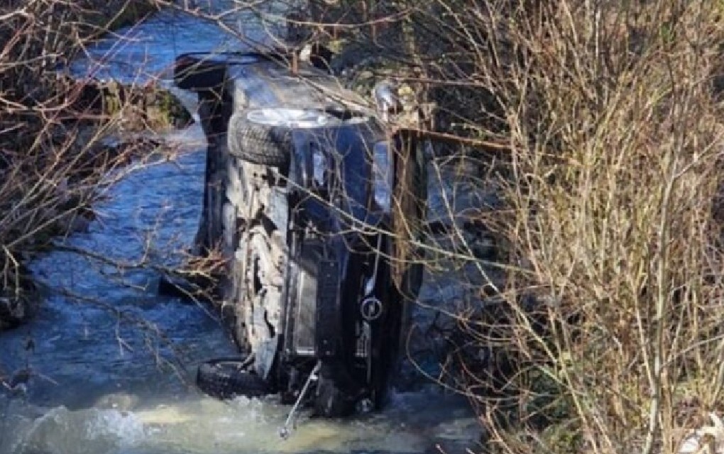 Teška saobraćajka u ovom dijelu BiH! Automobil sletio u rijeku – vozač ostao zaglavljen