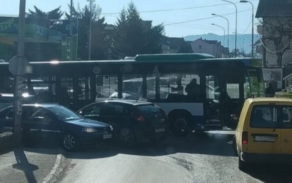 Sudar više vozila, među njima i autobus: Oprez zbog saobraćajke u ovom dijelu Banjaluke