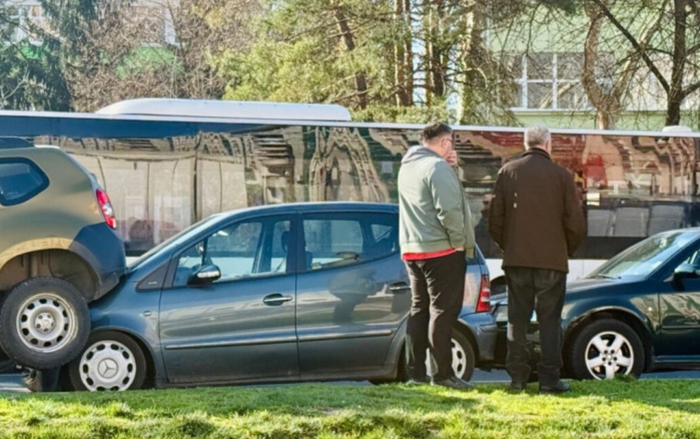 U nesreći učestvovalo čak 10 automobila, ima povrijeđenih