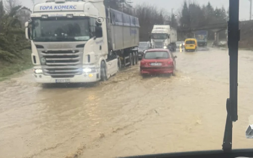 Padavine napravile probleme: Voda na putu kod Doboja