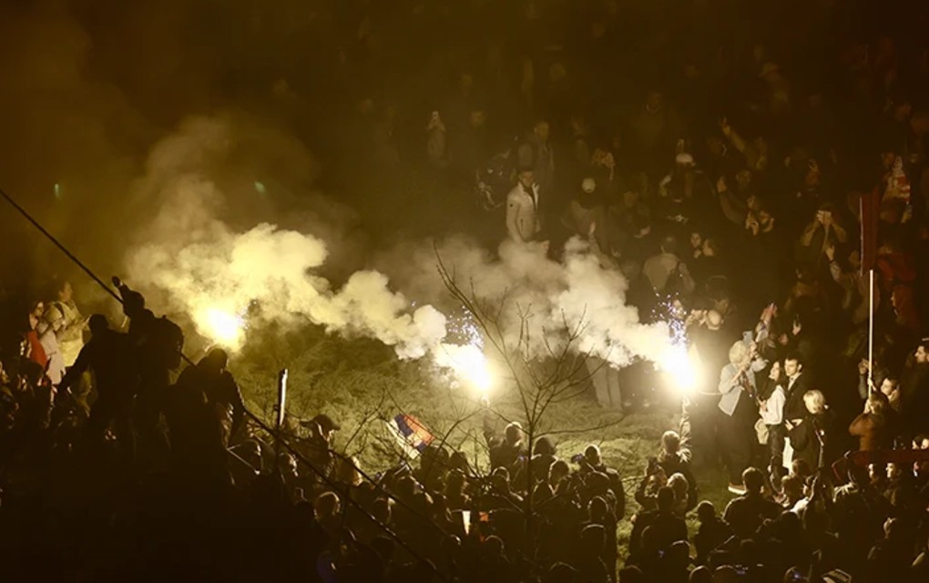 Grupa osoba sa crnim kapuljačama upala u Pionirski park