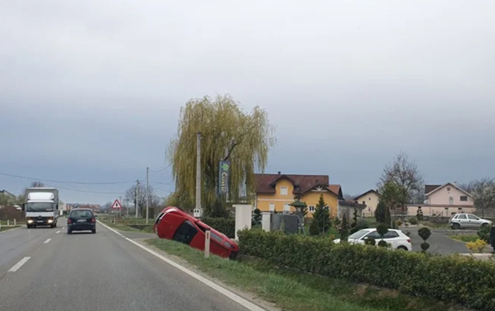 Saobraćajna nezgoda na ulazu u Prijedor, škodom sletio u kanal