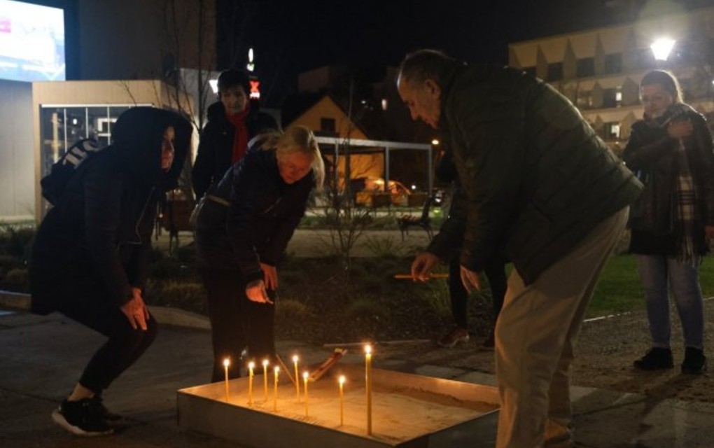 Građani pale svijeće: Banjalučani odaju počast za stradale u Kočanima