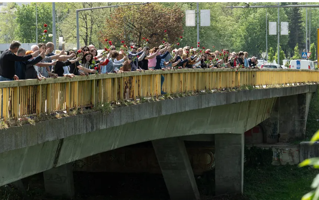 Godišnjica smrti Milane Koprene: 46 nastavnika bacilo 46 ruža u Vrbas