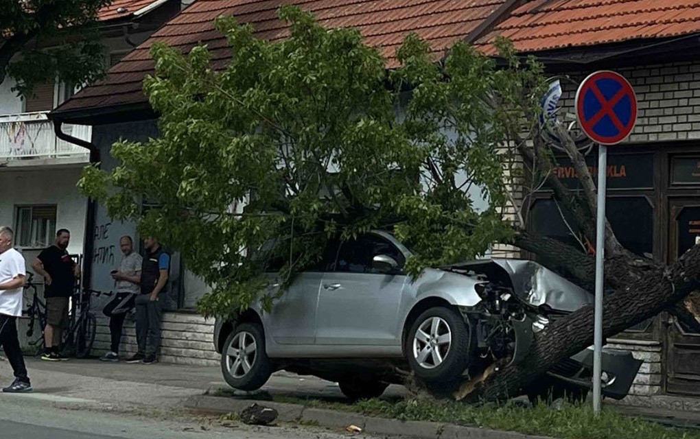 Golfom se zabio u drvo, povrijeđen vozač