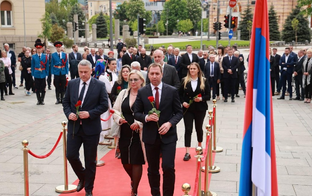 Delegacija SPS-a položila cvijeće na Spomenik palim borcima Drugog svjetskog rata povodom Dana grada Banjaluka